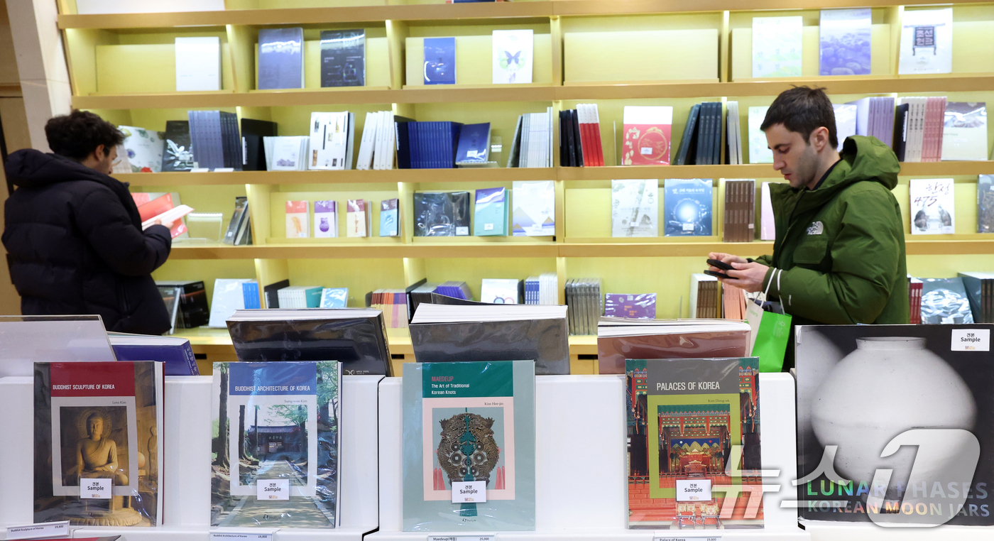 (서울=뉴스1) 김명섭 기자 = 30일 국립박물관문화재단에 따르면 ‘뮷즈’(뮤지엄+굿즈) 연간 매출액이 400억 원으로 잠정 집계됐다. 400억 원대를 넘어선 건 2004년 재단이 …