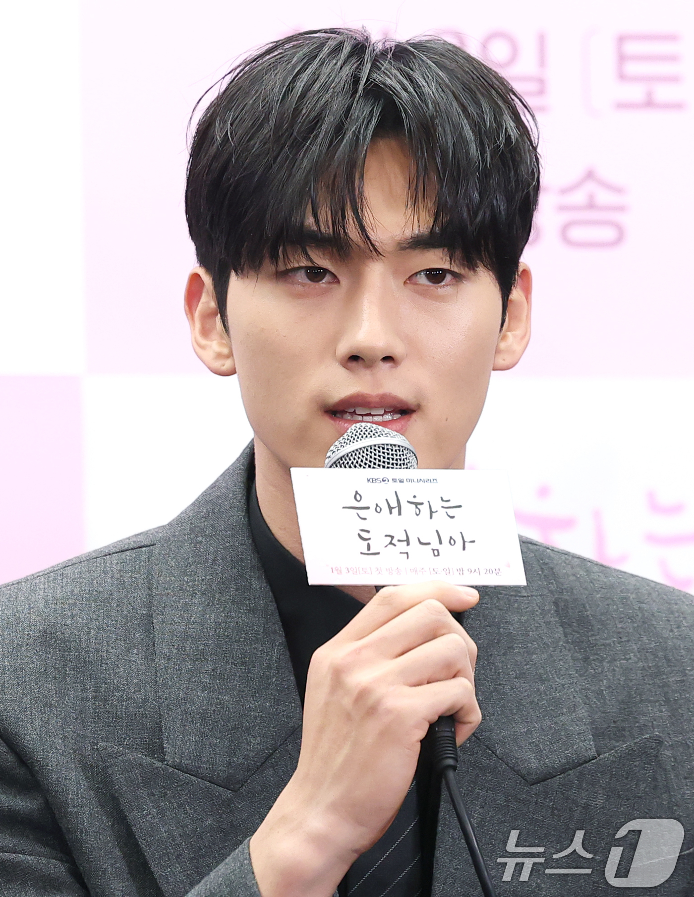 (서울=뉴스1) 권현진 기자 = 배우 홍민기가 30일 서울 마포구 스탠포드호텔에서 열린 KBS 2TV 새 토일 미니시리즈 ‘은애하는 도적님아 제작발표회에 참석해 인사말을 하고 있다 …