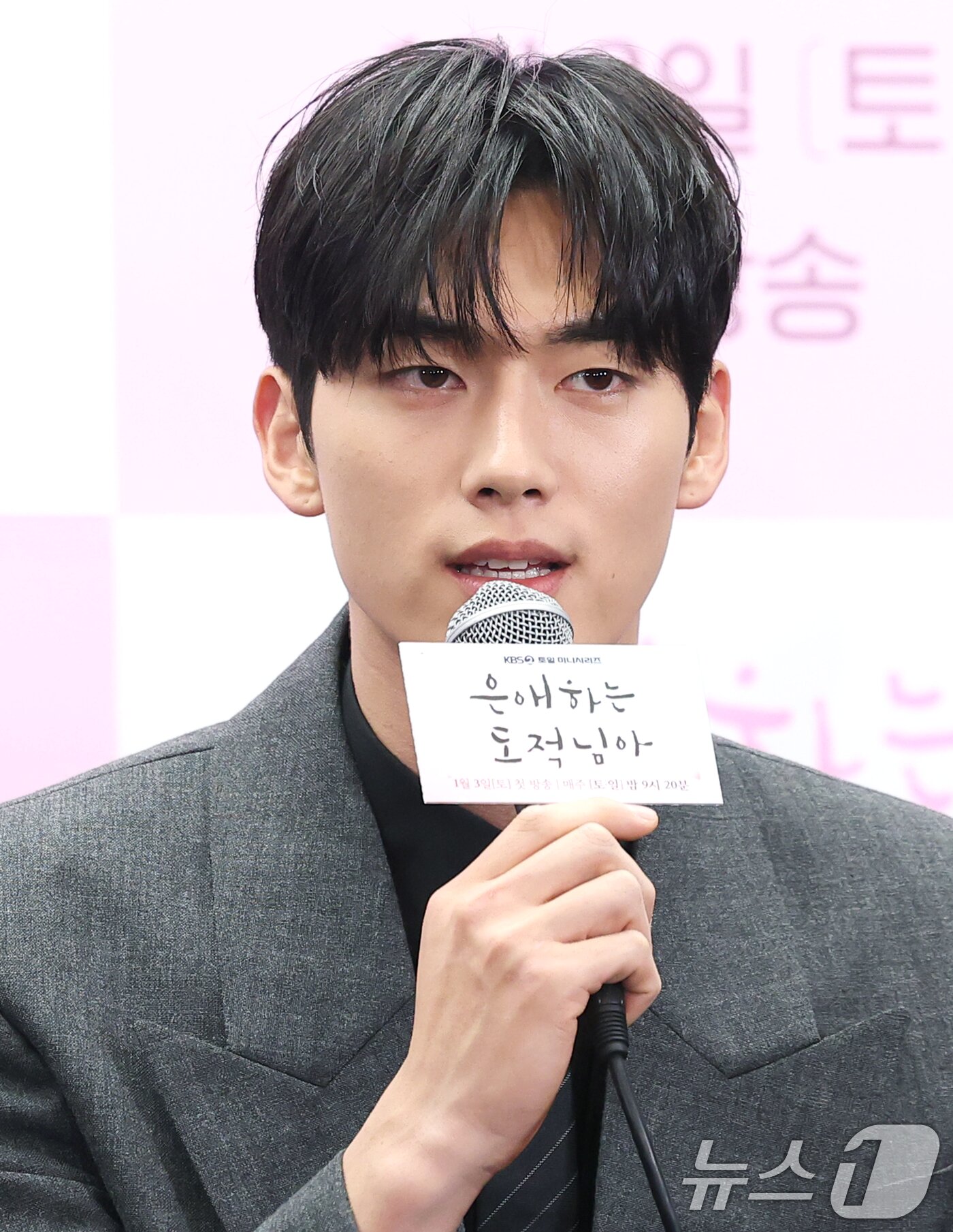 본문 이미지 - 배우 홍민기가 30일 서울 마포구 스탠포드호텔에서 열린 KBS 2TV 새 토일 미니시리즈 ‘은애하는 도적님아 제작발표회에 참석해 인사말을 하고 있다. ’은애하는 도적님아‘는 어쩌다 천하제일 도적이 된 여인과 그녀를 쫓던 대군, 두 남녀의 영혼이 바뀌면서 서로를 구원하고 종국엔 백성을 지켜내는 위험하고 위대한 로맨스를 담은 작품이다. 2025.12.30/뉴스1 ⓒ News1 권현진 기자