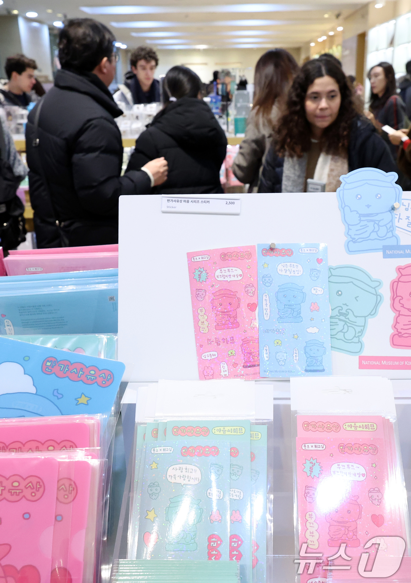 (서울=뉴스1) 김명섭 기자 = 30일 국립박물관문화재단에 따르면 ‘뮷즈’(뮤지엄+굿즈) 연간 매출액이 400억 원으로 잠정 집계됐다. 400억 원대를 넘어선 건 2004년 재단이 …