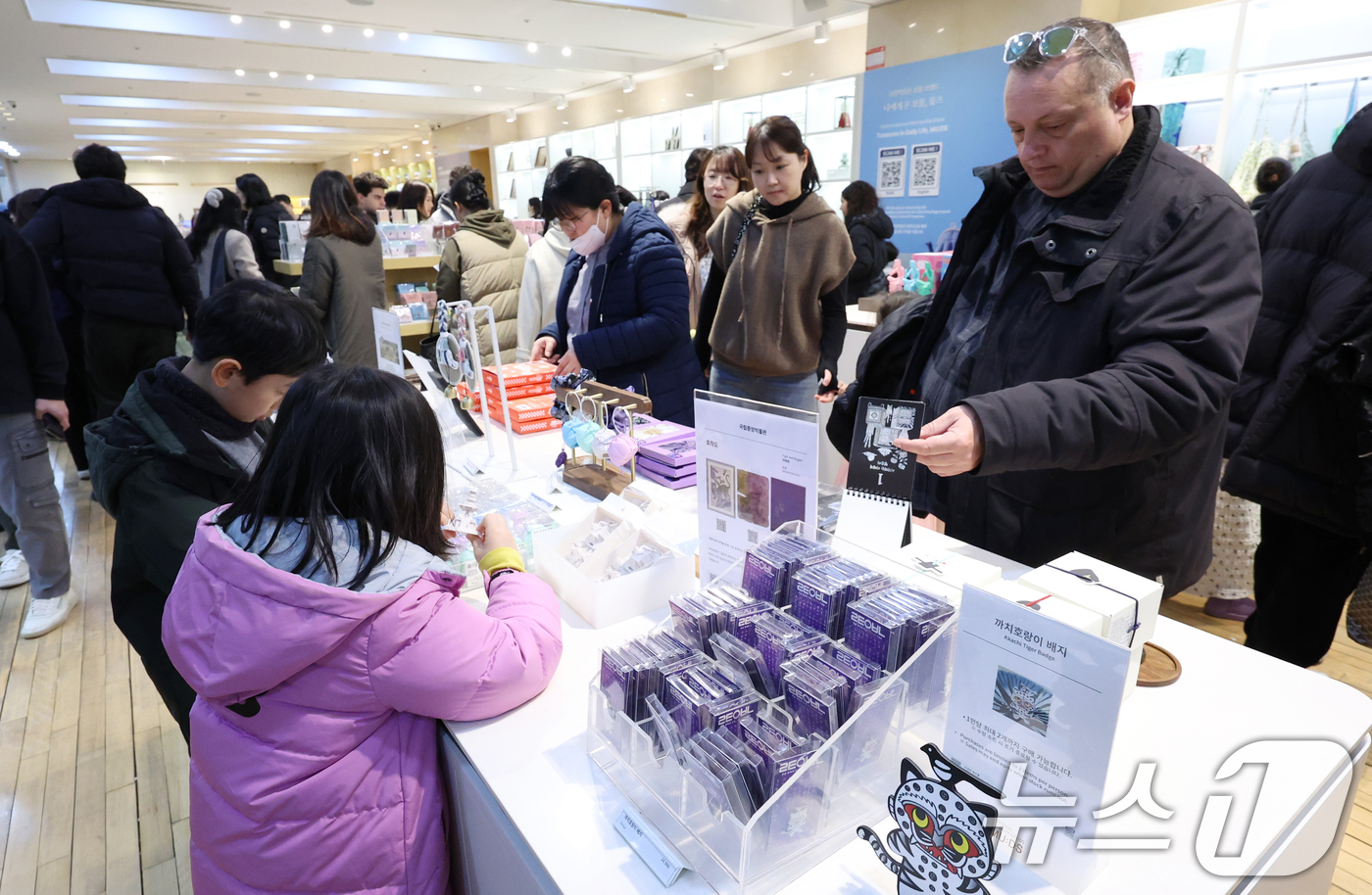 (서울=뉴스1) 김명섭 기자 = 30일 국립박물관문화재단에 따르면 ‘뮷즈’(뮤지엄+굿즈) 연간 매출액이 400억 원으로 잠정 집계됐다. 400억 원대를 넘어선 건 2004년 재단이 …