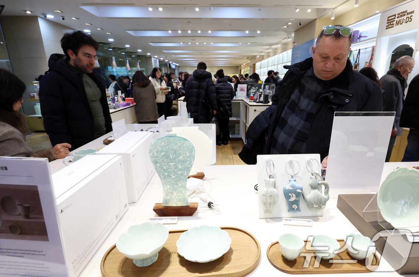 (서울=뉴스1) 김명섭 기자 = 30일 국립박물관문화재단에 따르면 ‘뮷즈’(뮤지엄+굿즈) 연간 매출액이 400억 원으로 잠정 집계됐다. 400억 원대를 넘어선 건 2004년 재단이 …