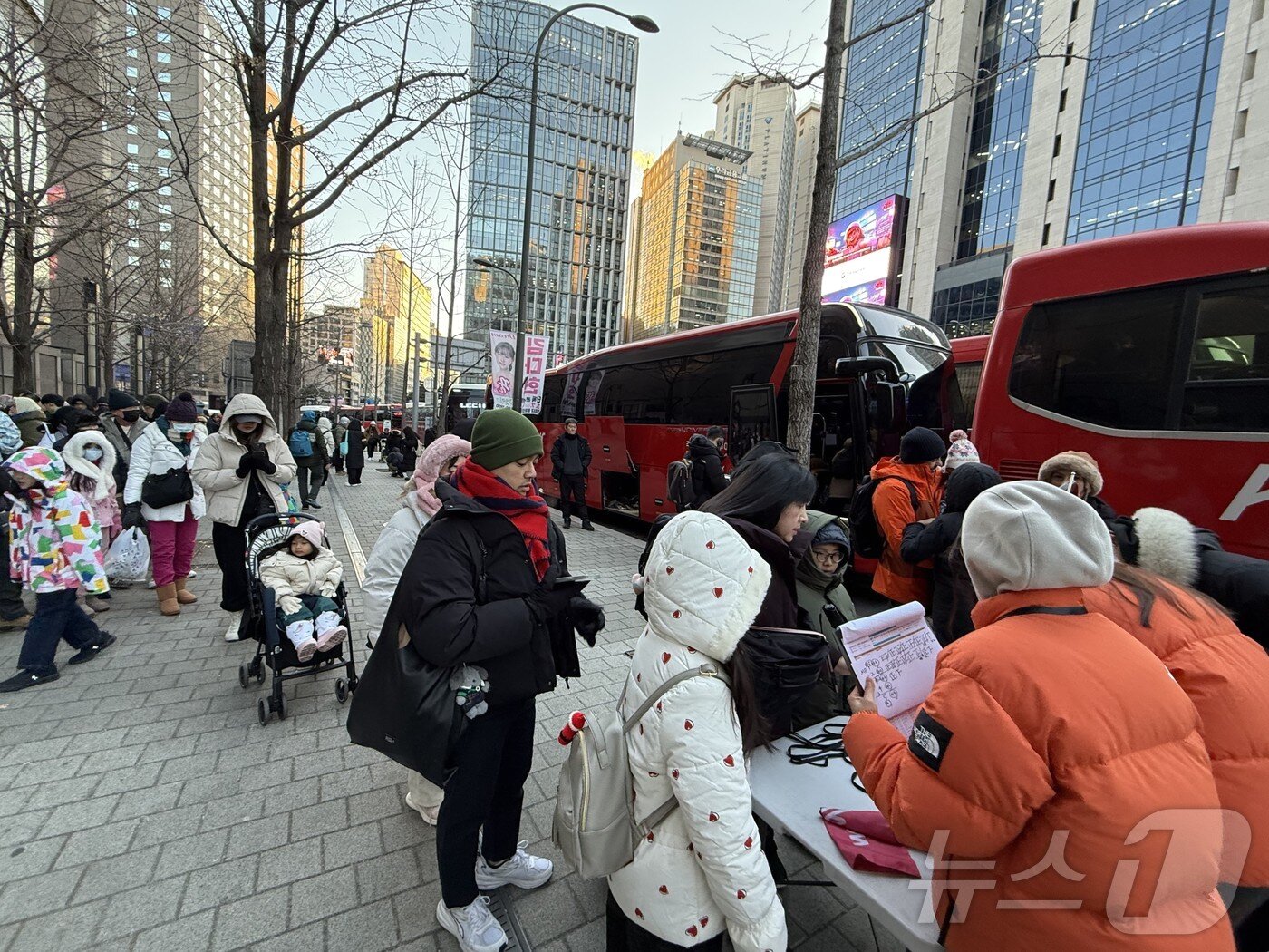 본문 이미지 - 외국인 관광객들은 스키장 셔틀버스를 타기 전 예약 명단을 확인하는 절차를 거친다. ⓒ News1 윤슬빈 관광전문기자