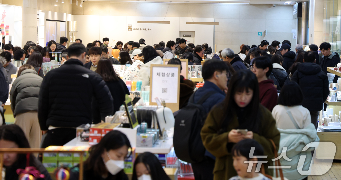 (서울=뉴스1) 김명섭 기자 = 0일 국립박물관문화재단에 따르면 ‘뮷즈’(뮤지엄+굿즈) 연간 매출액이 400억 원으로 잠정 집계됐다. 400억 원대를 넘어선 건 2004년 재단이 …