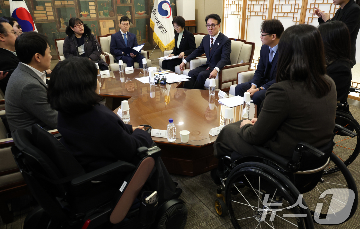 (서울=뉴스1) 김명섭 기자 = 김민석 국무총리가 30일 서울 용산구 국립중앙박물관에서 열린 배리어프리 키오스크 현장간담회에서 모두 발언을 하고 있다. 2025.12.30/뉴스1