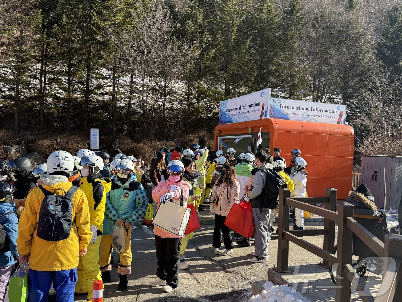 본문 이미지 - 엘리시안 강촌에 자리한 클룩 외국인 전용 라운지 앞에 외국인 관광객들이 바글바글하다. ⓒ News1 윤슬빈 관광전문기자