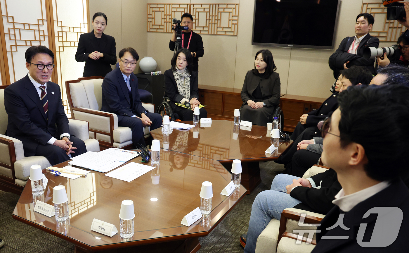 (서울=뉴스1) 김명섭 기자 = 김민석 국무총리가 30일 서울 용산구 국립중앙박물관에서 열린 배리어프리 키오스크 현장간담회에서 모두 발언을 하고 있다. 2025.12.30/뉴스1