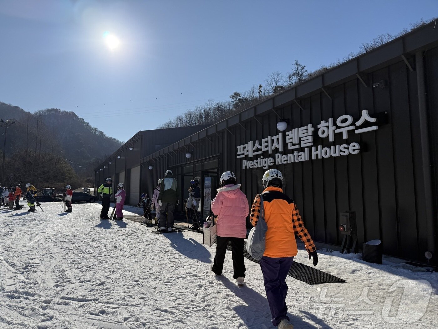 본문 이미지 - 스키복과 장비를 대여할 수 있는 프레스티지 렌탈 하우스 ⓒ News1 윤슬빈 관광전문기자