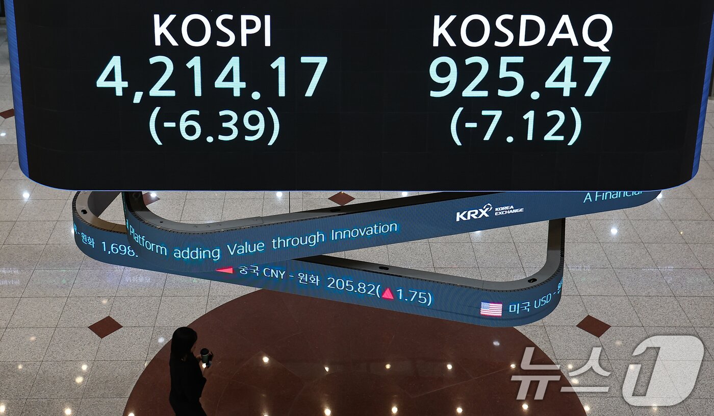 본문 이미지 - 30일 오후 서울 영등포구 한국거래소 전광판에 증시 종가가 표시되고 있다. 2025.12.30/뉴스1 ⓒ News1 김도우 기자