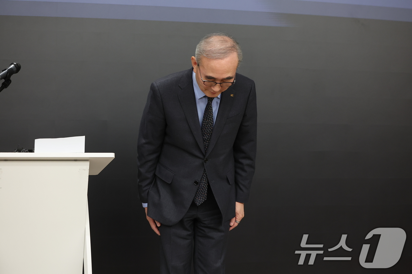 (서울=뉴스1) 김진환 기자 = 김영섭 KT 대표가 30일 오후 서울 종로구 KT광화문빌딩에서 열린 정보보안 혁신방안 기자브리핑에서 침해사고와 관련해 고개 숙여 사과하고 있다. 2 …