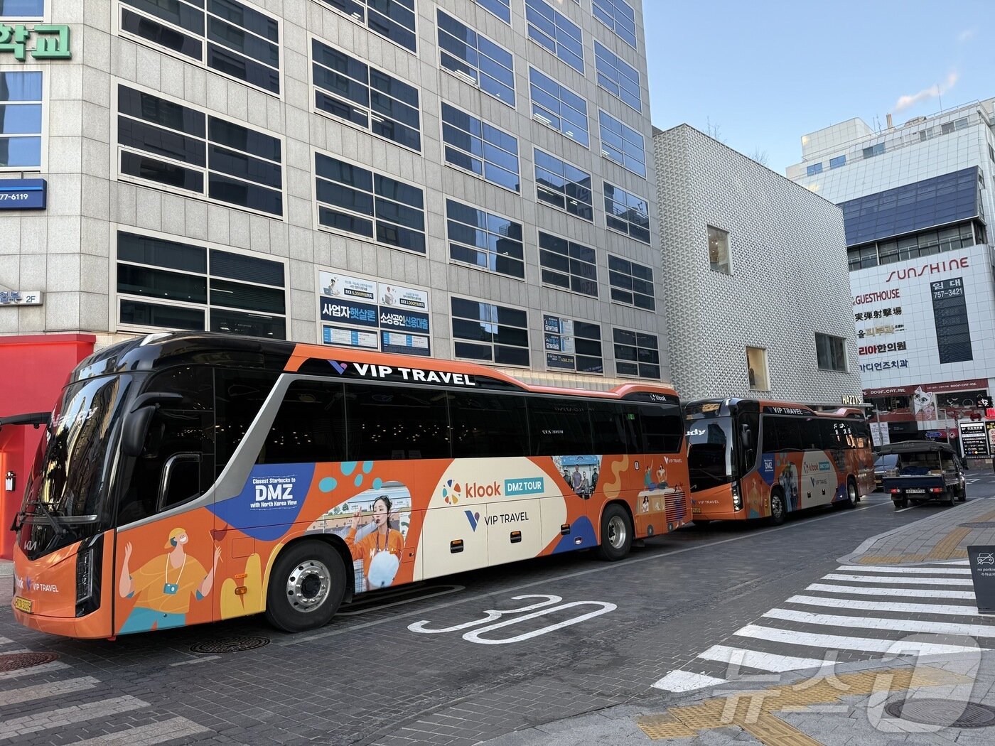 본문 이미지 - 서울 중구 명동역 인근에 줄지어 있는 DMZ투어 버스 ⓒ News1 윤슬빈 관광전문기자