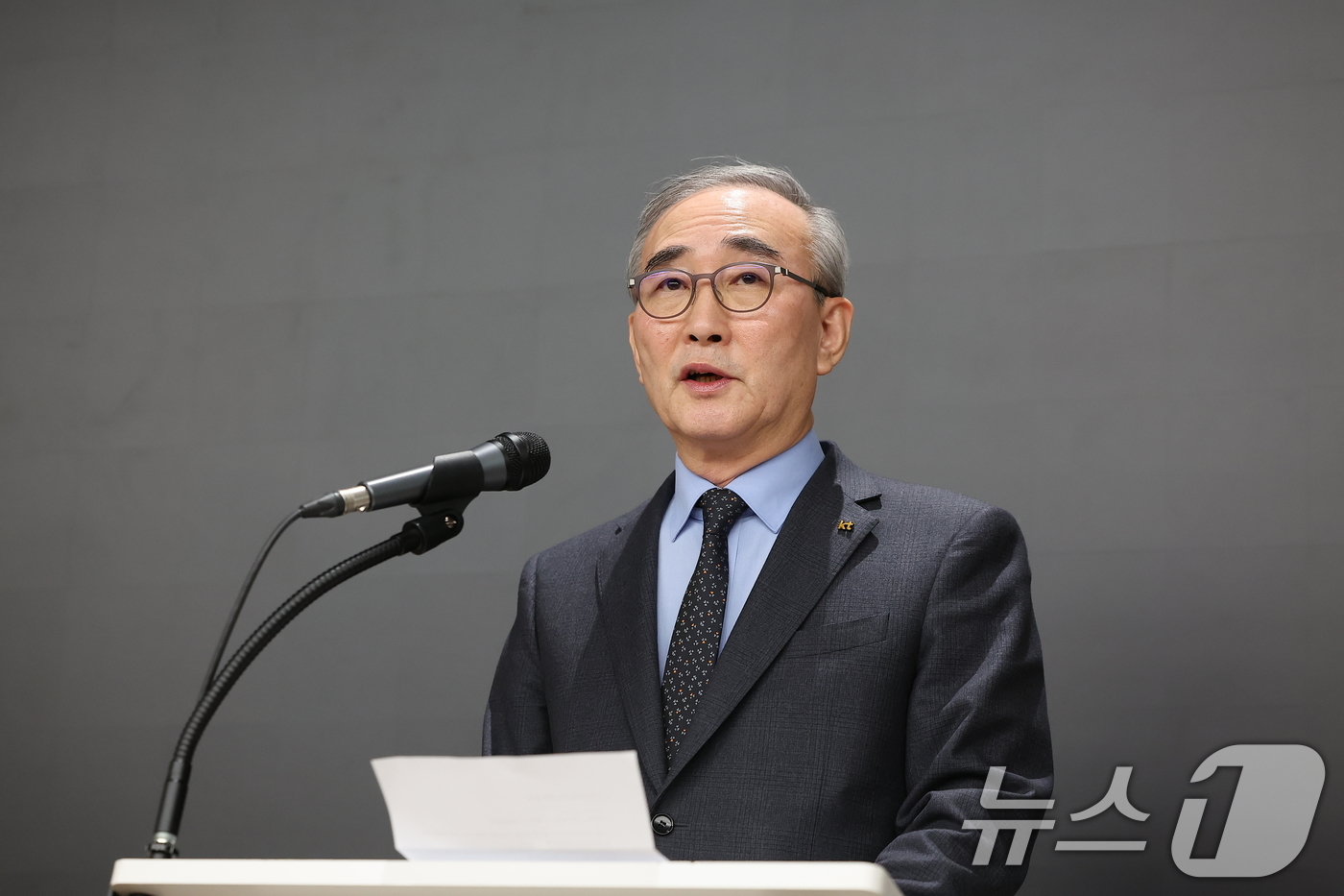 (서울=뉴스1) 김진환 기자 = 김영섭 KT 대표가 30일 오후 서울 종로구 KT광화문빌딩에서 정보보안 혁신방안 브리핑을 하고 있다. 2025.12.30/뉴스1