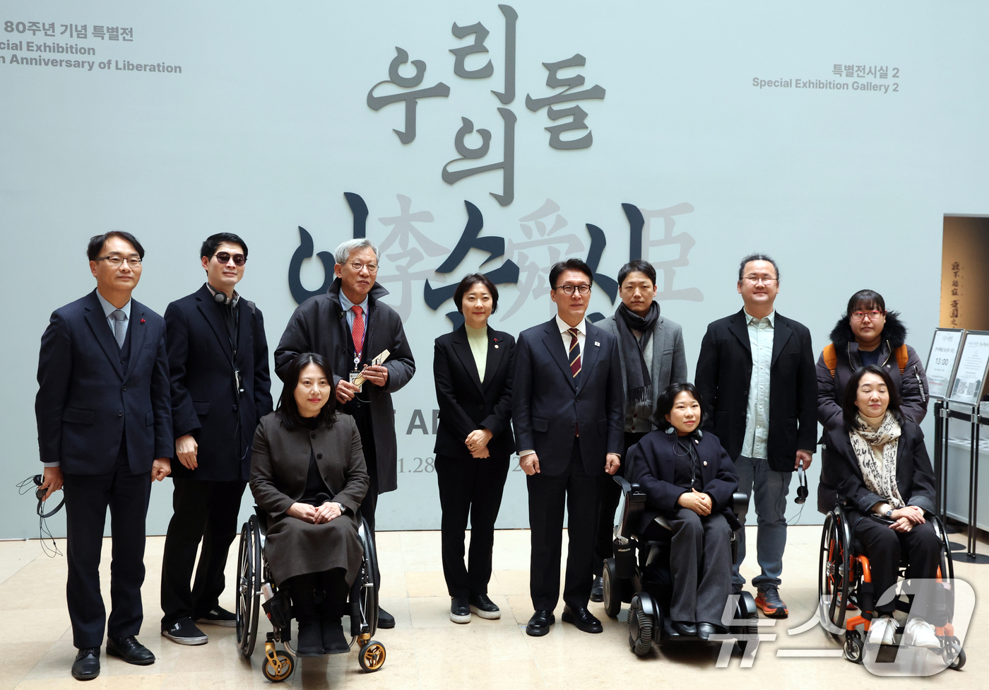 (서울=뉴스1) 김명섭 기자 = 김민석 국무총리가 30일 서울 용산구 국립중앙박물관에서 열린 배리어프리 키오스크 현장간담회에서 참석자들과 기념촬영을 하고 있다. 2025.12.30 …