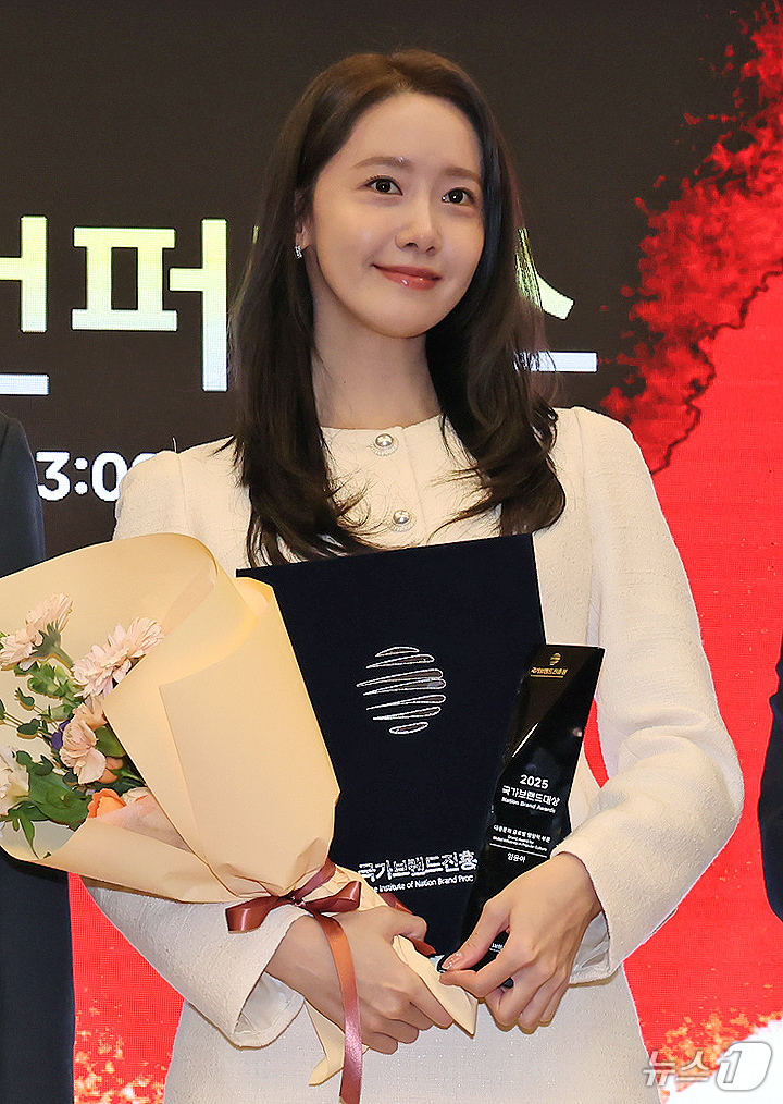 (서울=뉴스1) 장수영 기자 = 30일 오후 서울 여의도 국회도서관 대강당에서 열린 '2025 제10회 국가브랜드 컨퍼런스'에서 국가브랜드대상을 수상한 임윤아가 기념촬영 하고있다. …