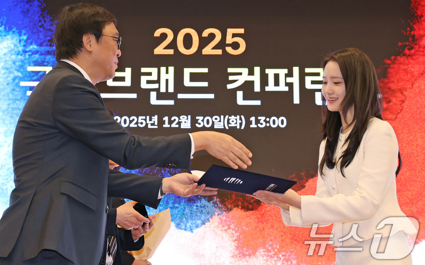 (서울=뉴스1) 장수영 기자 = 30일 오후 서울 여의도 국회도서관 대강당에서 열린 '2025 제10회 국가브랜드 컨퍼런스'에서 가수 겸 배우 임윤아가 최휘영 문화체육관광부 장관으 …