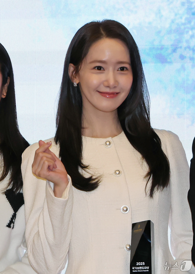 (서울=뉴스1) 장수영 기자 = 30일 오후 서울 여의도 국회도서관 대강당에서 열린 '2025 제10회 국가브랜드 컨퍼런스'에서 국가브랜드대상을 수상한 임윤아가 기념촬영 하고있다. …