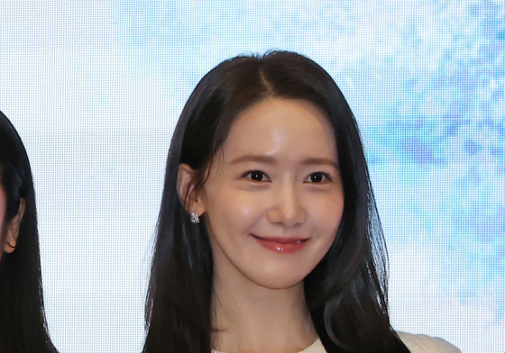 기념촬영하는 김윤아