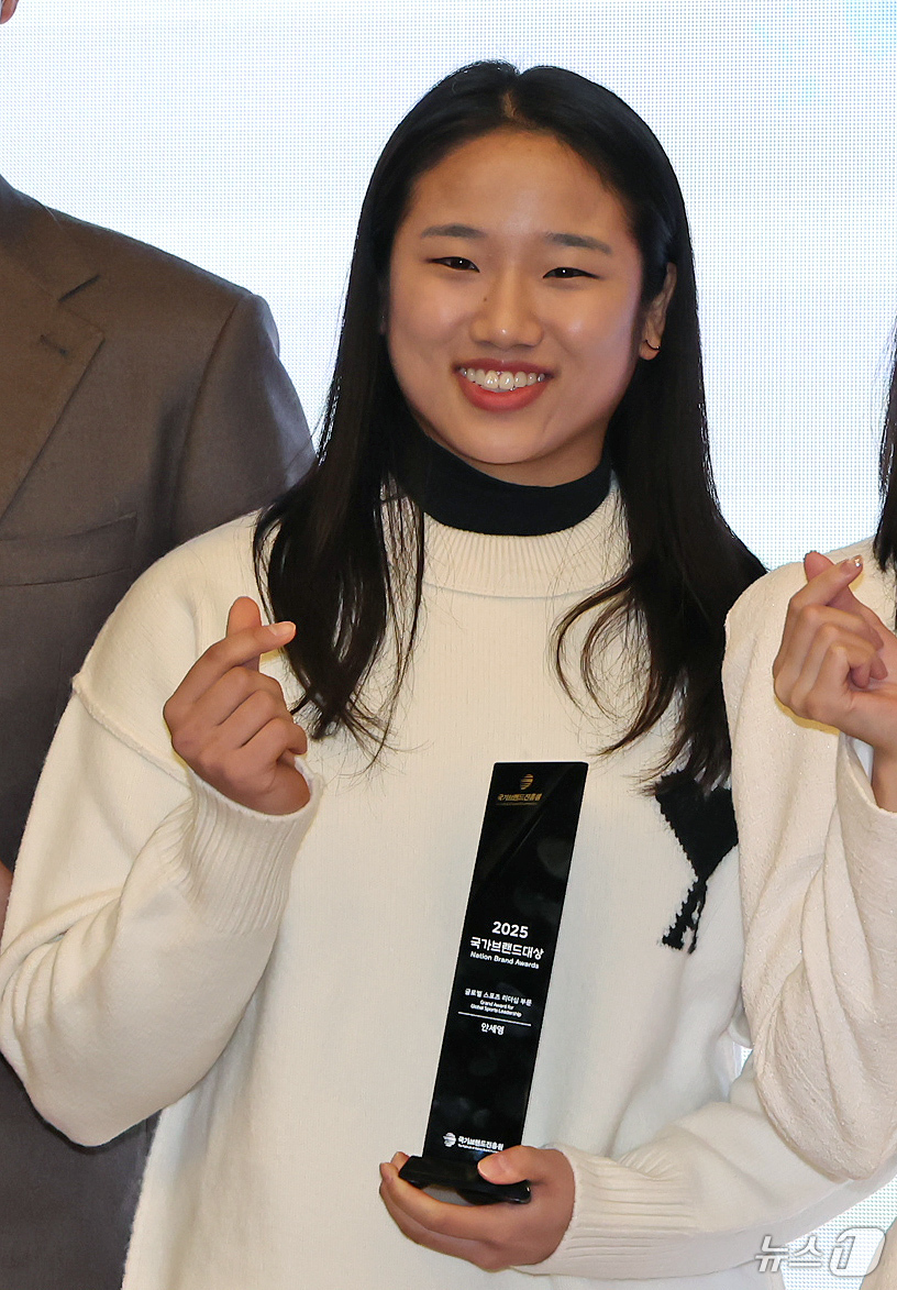 (서울=뉴스1) 장수영 기자 = 30일 오후 서울 여의도 국회도서관 대강당에서 열린 '2025 제10회 국가브랜드 컨퍼런스'에서 국가브랜드대상을 수상한 배드민턴 국가대표 안세영이 …