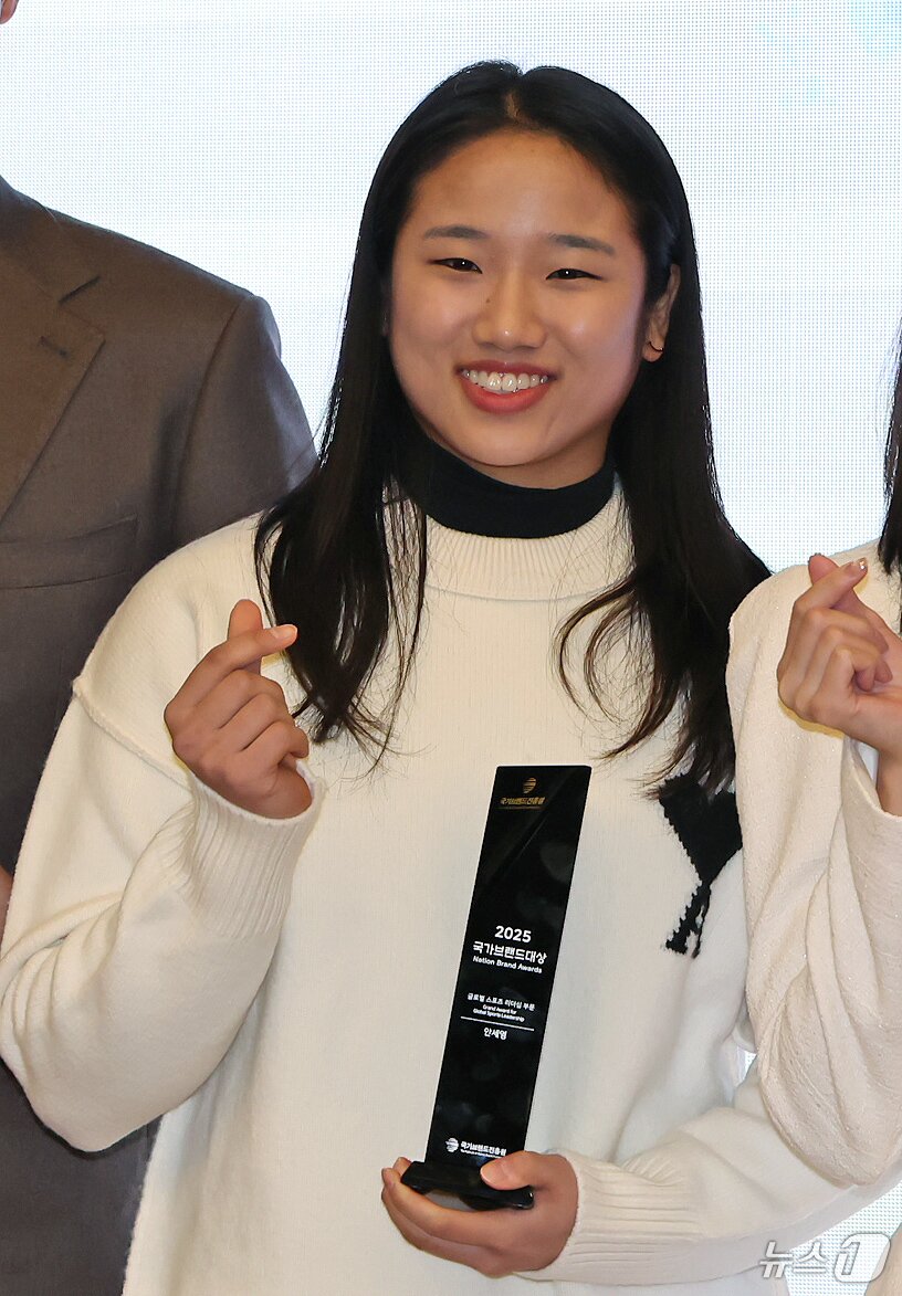본문 이미지 - 30일 오후 서울 여의도 국회도서관 대강당에서 열린 '2025 제10회 국가브랜드 컨퍼런스'에서 국가브랜드대상을 수상한 배드민턴 국가대표 안세영이 기념촬영 하고있다. 2025.12.30/뉴스1 ⓒ News1 장수영 기자