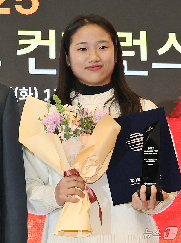 (서울=뉴스1) 장수영 기자 = 30일 오후 서울 여의도 국회도서관 대강당에서 열린 '2025 제10회 국가브랜드 컨퍼런스'에서 국가브랜드대상을 수상한 배드민턴 국가대표 안세영이 …