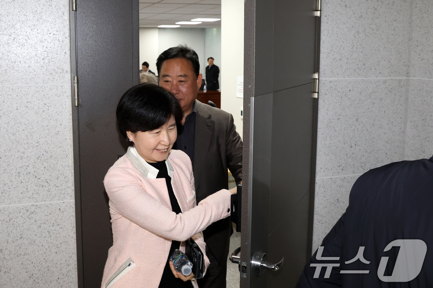 (서울=뉴스1) 이승배 기자 = 30일 서울 여의도 국회 의원회관에서 더불어민주당 3선 모임을 마친 의원들이 발걸음을 옮기고 있다. 2025.12.30/뉴스1