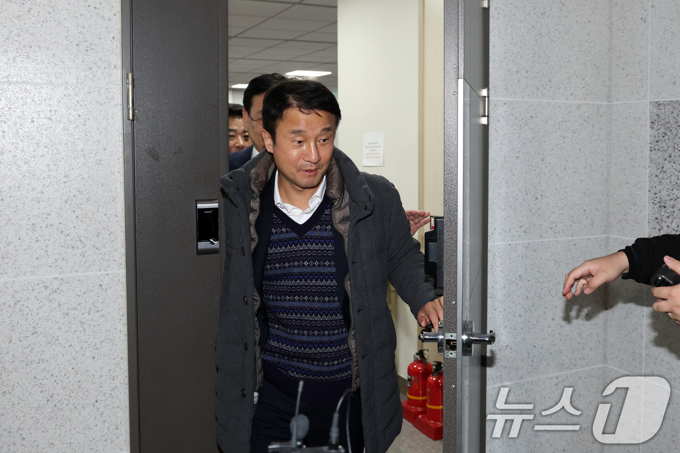 (서울=뉴스1) 이승배 기자 = 30일 서울 여의도 국회 의원회관에서 더불어민주당 3선 모임을 마친 의원들이 발걸음을 옮기고 있다. 2025.12.30/뉴스1