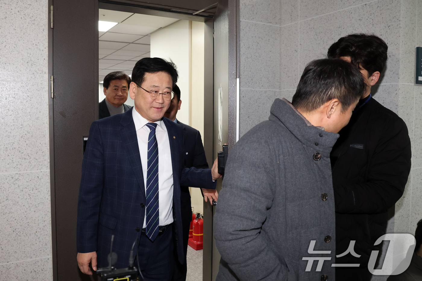 (서울=뉴스1) 이승배 기자 = 30일 서울 여의도 국회 의원회관에서 더불어민주당 3선 모임을 마친 의원들이 발걸음을 옮기고 있다. 2025.12.30/뉴스1