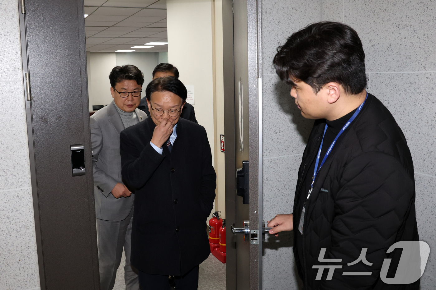 (서울=뉴스1) 이승배 기자 = 30일 서울 여의도 국회 의원회관에서 더불어민주당 3선 모임을 마친 의원들이 발걸음을 옮기고 있다. 2025.12.30/뉴스1