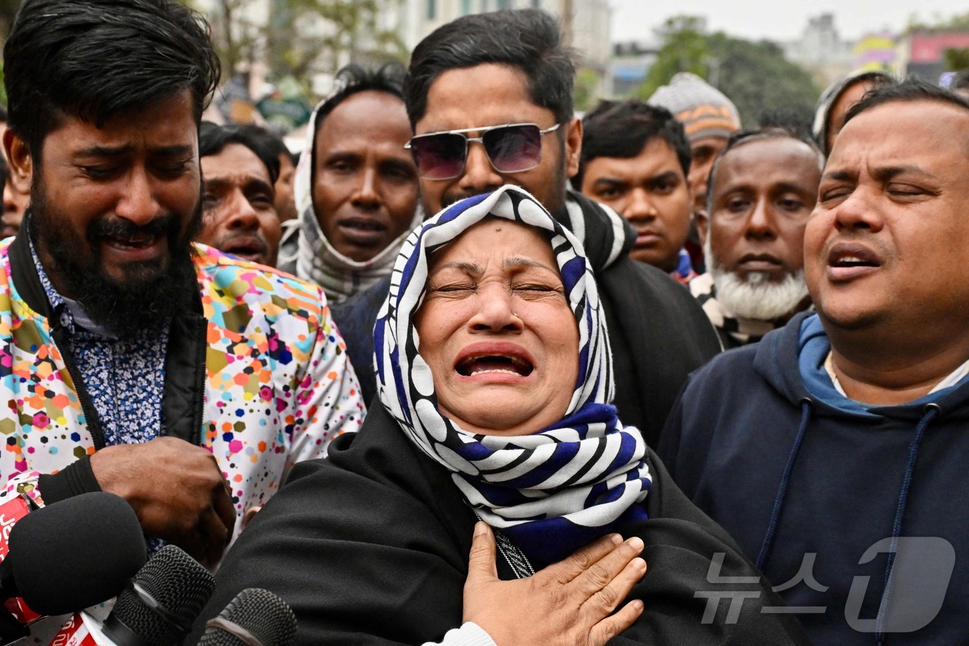 (다카 AFP=뉴스1) 이정환 기자 = 30일(현지시간) 방글라데시 다카에서 칼레다 지아 전 총리의 지지자들이 지아 전 총리의 별세를 애도하고 있다. 2025.12.30.ⓒ AFP …