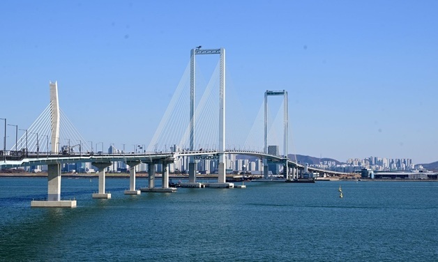 영종-청라 잇는 '제3연륙교' 184m 전망대에 '하늘을 걷는 엣지워크'