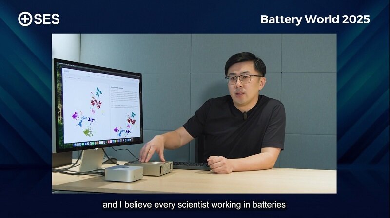 본문 이미지 - 인터넷 없는 환경에서 기업고객용 MU-in-a-Box 구동을 시연중인 SES AI 치차오 후(Qichao Hu) 대표 / 사진=SES AI 제공