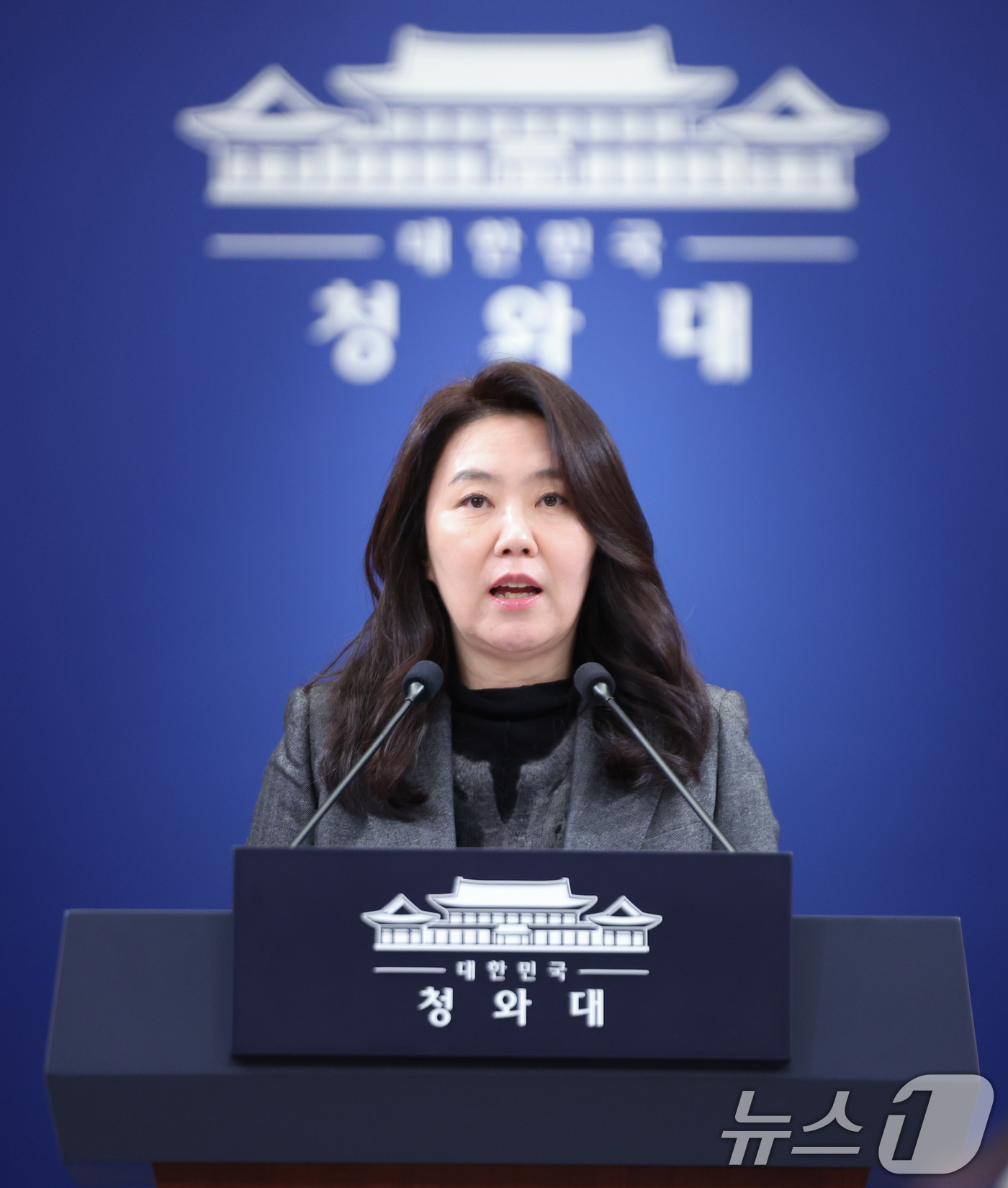 (서울=뉴스1) 허경 기자 = 강유정 대변인이 30일 청와대 춘추관에서 이재명 대통령 삼청동 오찬 및 외교 일정 관련 브리핑을 하고 있다. 2025.12.30/뉴스1
