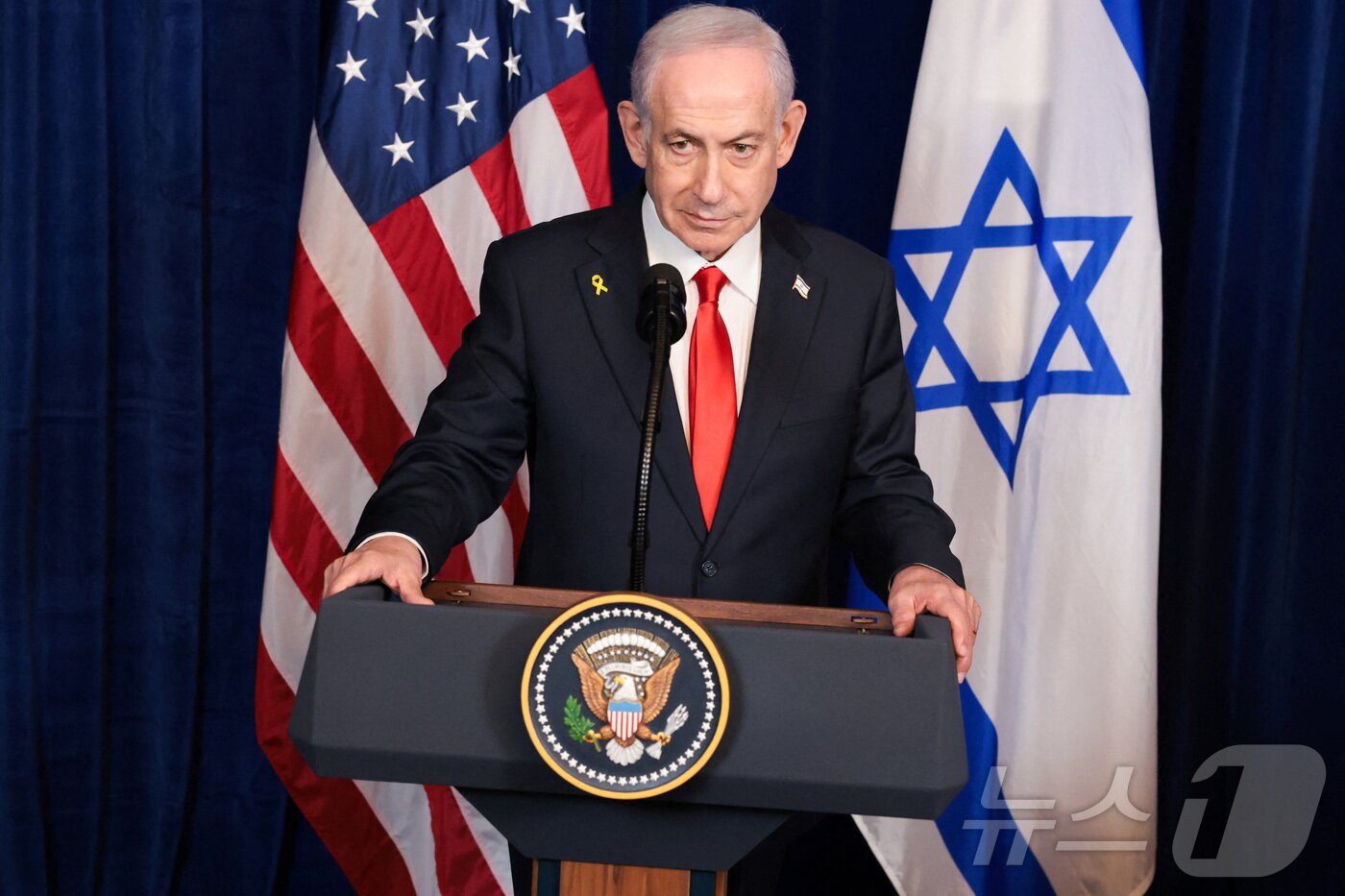 본문 이미지 - 베냐민 네타냐후 이스라엘 총리가 미국 플로리다주 팜비치에 있는 마러라고 리조트에서 도널드 트럼프 미국 대통령과 회담 후 기자회견에 참석하고 있다. 2025.12.29. ⓒ 로이터=뉴스1