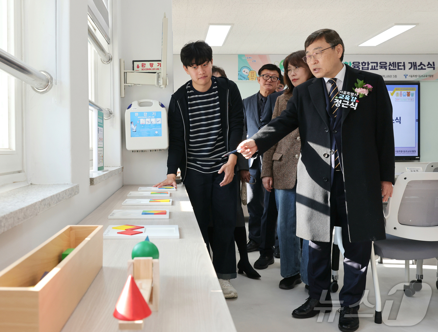 (서울=뉴스1) = 정근식 서울시교육감이 30일 오후 서울 중랑구 중화중학교 내 새롭게 문을 연 동부수학과학융합교육센터 개소식에 참석해 시설을 살펴보고 있다. (서울시교육천 제공. …