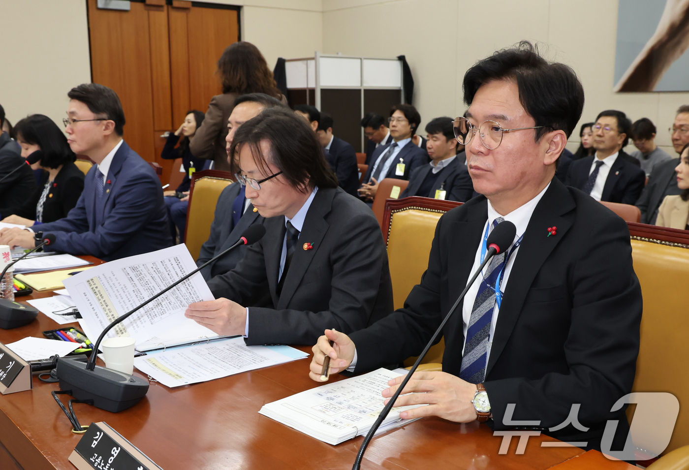 (서울=뉴스1) 장수영 기자 = 김영훈 고용노동부 장관이 30일 서울 여의도 국회에서 열린 제430회 국회(임시회) 쿠팡 침해사고 및 개인정보 유출, 불공정 거래, 노동환경 실태 …