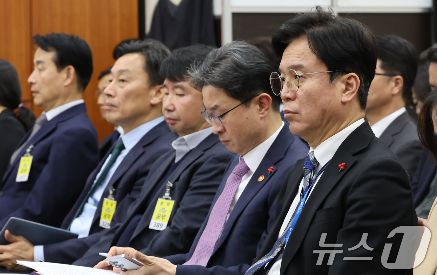 (서울=뉴스1) 장수영 기자 = 김영훈 고용노동부 장관이 30일 서울 여의도 국회에서 열린 제430회 국회(임시회) 쿠팡 침해사고 및 개인정보 유출, 불공정 거래, 노동환경 실태 …