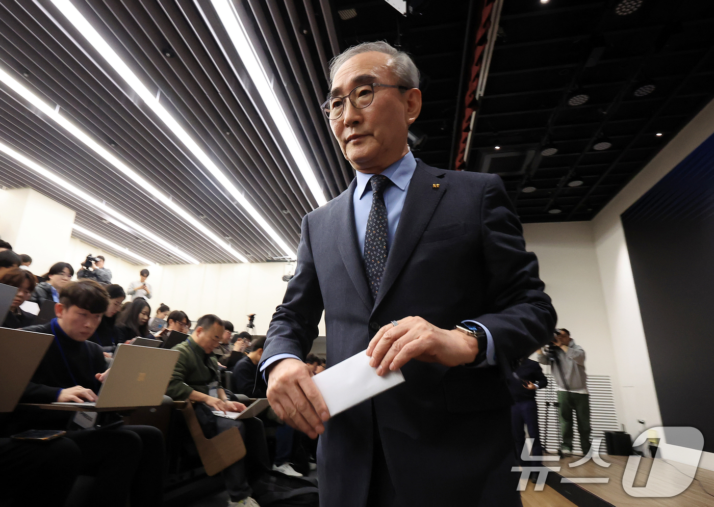 (서울=뉴스1) 김진환 기자 = 김영섭 KT 대표가 30일 오후 서울 종로구 KT광화문빌딩에서 열린 정보보안 혁신방안 기자브리핑에서 침해사고와 관련해 사과문을 발표한 후 자리로 이 …