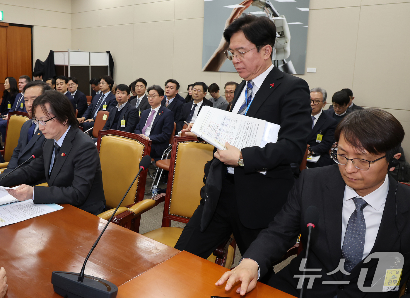 (서울=뉴스1) 장수영 기자 = 김영훈 고용노동부 장관이 30일 서울 여의도 국회에서 열린 제430회 국회(임시회) 쿠팡 침해사고 및 개인정보 유출, 불공정 거래, 노동환경 실태 …