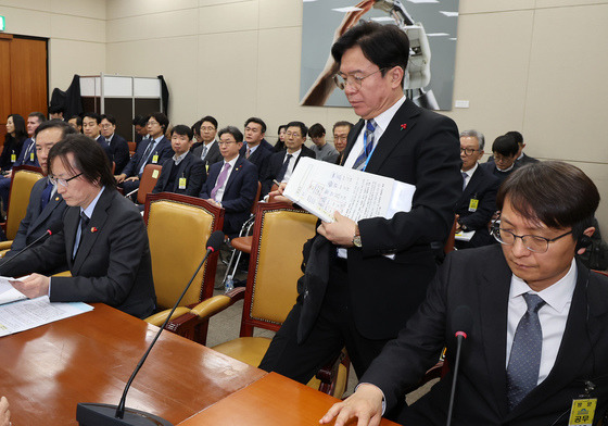 자리에 앉는 김영훈 고용노동부 장관