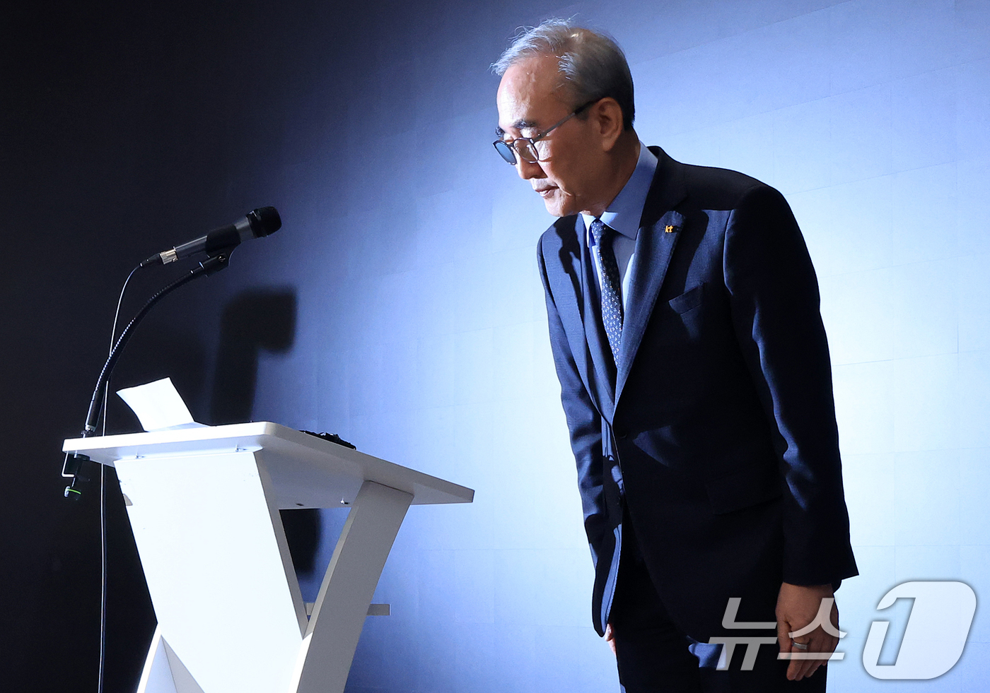 (서울=뉴스1) 김진환 기자 = 김영섭 KT 대표가 30일 오후 서울 종로구 KT광화문빌딩에서 열린 정보보안 혁신방안 기자브리핑에서 침해사고와 관련해 고개 숙여 사과하고 있다. 2 …