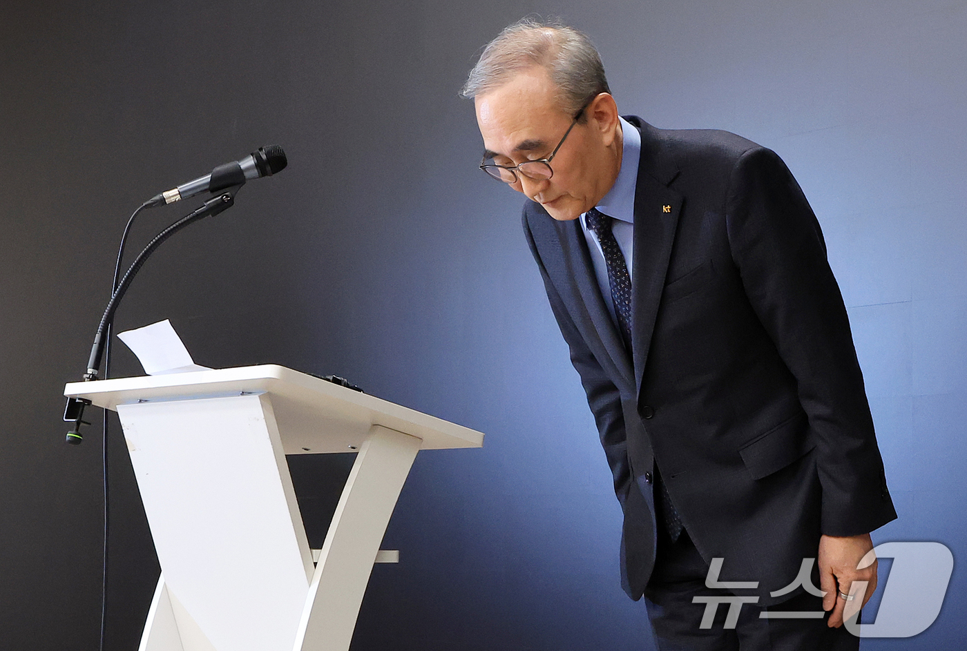 (서울=뉴스1) 김진환 기자 = 김영섭 KT 대표가 30일 오후 서울 종로구 KT광화문빌딩에서 열린 정보보안 혁신방안 기자브리핑에서 침해사고와 관련해 고개 숙여 사과하고 있다. 2 …