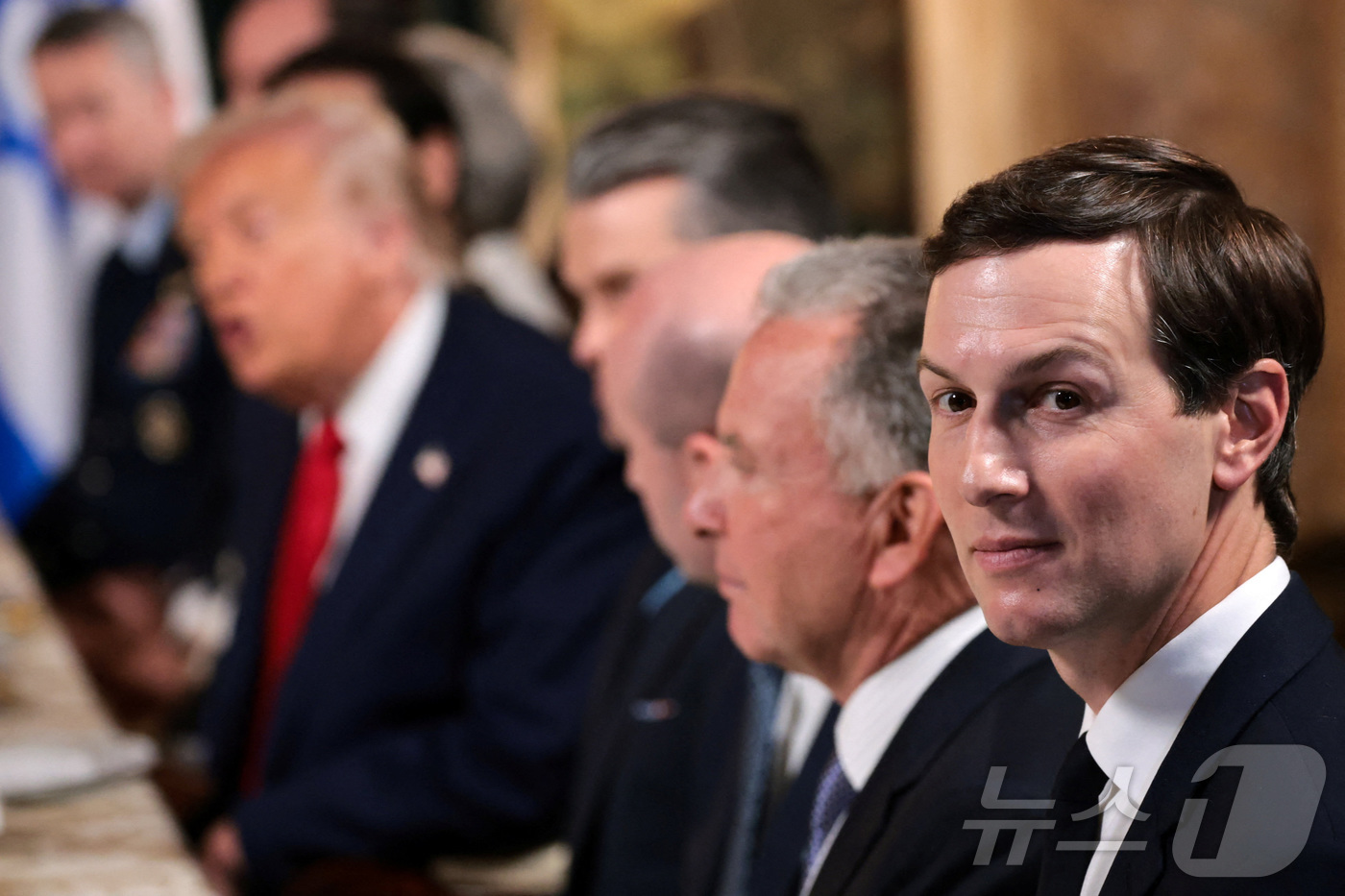 (팜비치 로이터=뉴스1) 이정환 기자 = 도널드 트럼프 미국 대통령의 사위인 재러드 쿠슈너가 29일(현지시간) 미국 플로리다주 팜비치의 마러라고 리조트에서 트럼프 대통령과 베냐민 …