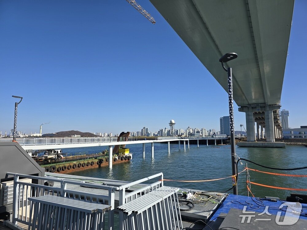 본문 이미지 - 주탑 하부의 친수공간에는 길이 70m, 폭 30m의 영화 관람이 가능한 미디어 아트존이 들어선다. / 뉴스1 ⓒ News1 유준상 기자