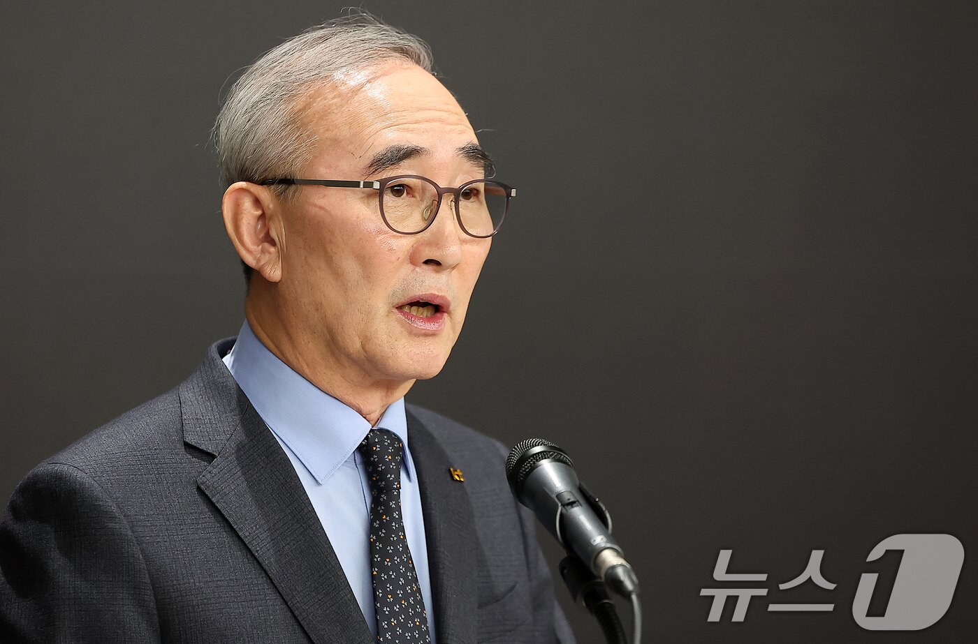 본문 이미지 - 김영섭 KT 대표가 30일 오후 서울 종로구 KT광화문빌딩에서 침해사고와 관련해 사과하고 있다. 2025.12.30 ⓒ 뉴스1 김진환 기자