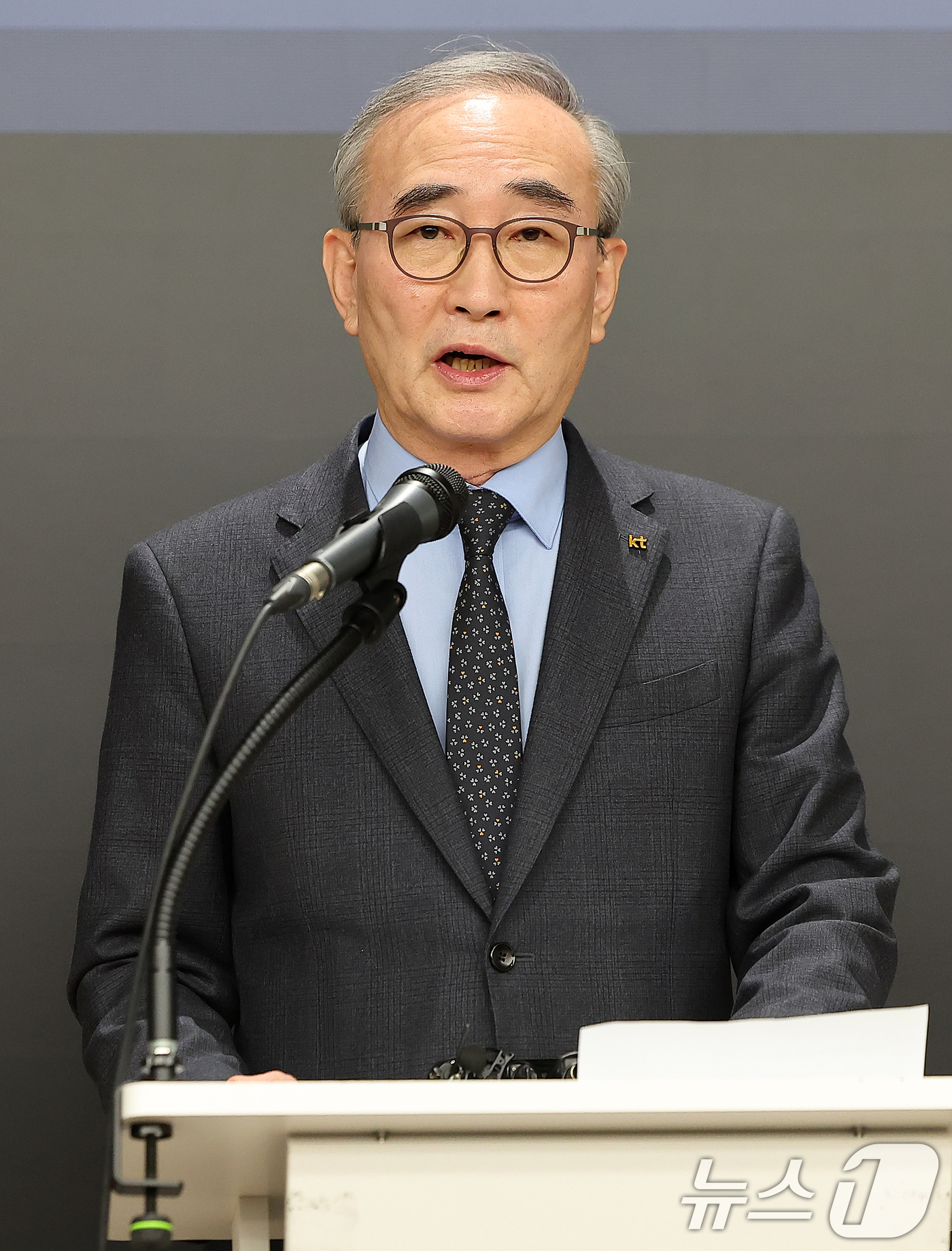 (서울=뉴스1) 김진환 기자 = 김영섭 KT 대표가 30일 오후 서울 종로구 KT광화문빌딩에서 침해사고와 관련해 사과하고 있다. 2025.12.30/뉴스1