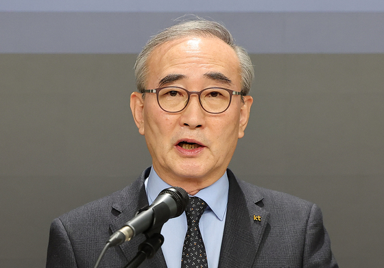 무단 소액결제와 해킹 관련 사과하는 김영섭 KT 사장