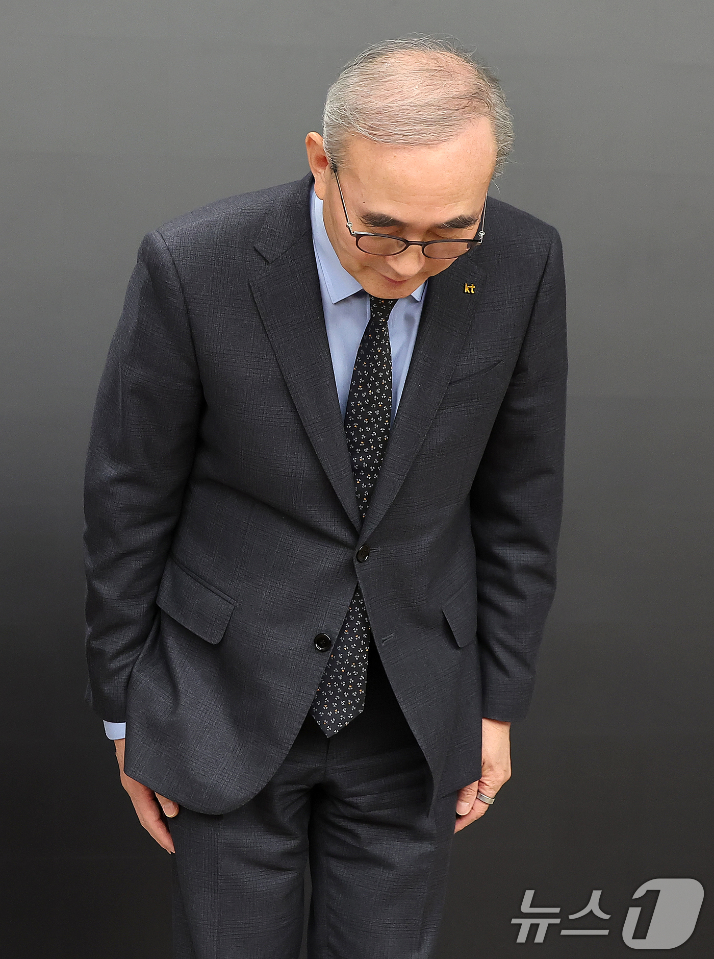 (서울=뉴스1) 김진환 기자 = 김영섭 KT 대표가 30일 오후 서울 종로구 KT광화문빌딩에서 열린 정보보안 혁신방안 기자브리핑에서 침해사고와 관련해 고개 숙여 사과하고 있다. 2 …