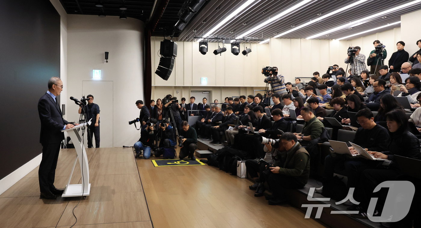 (서울=뉴스1) 김진환 기자 = 김영섭 KT 대표가 30일 오후 서울 종로구 KT광화문빌딩에서 침해사고와 관련해 사과하고 있다. 2025.12.30/뉴스1