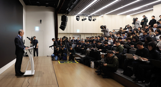 무단 소액결제와 해킹 관련 사과하는 김영섭 KT 사장