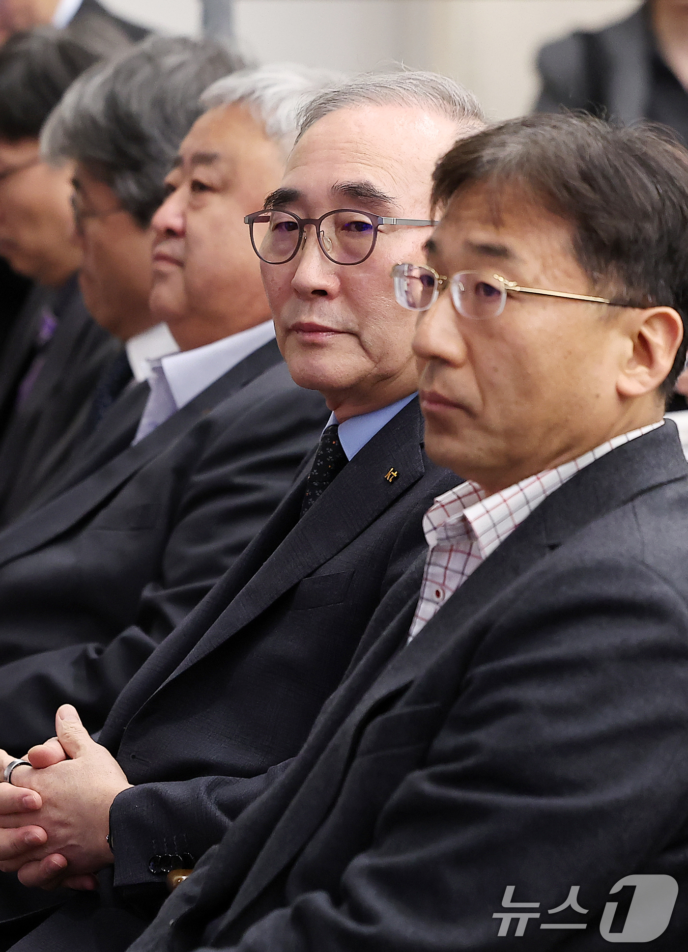 (서울=뉴스1) 김진환 기자 = 김영섭 KT 대표가 30일 오후 서울 종로구 KT광화문빌딩에서 침해사고와 관련 브리핑에 참석하고 있다. 2025.12.30/뉴스1